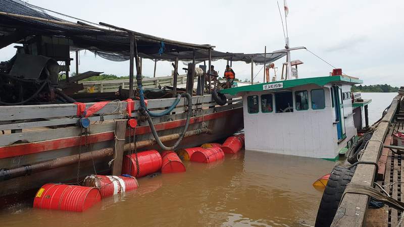 EVAKUASI: Kapal KM Satu Dua dievakuasi dengan cara ditarik hingga ke Pelabuhan Kayan VI.
