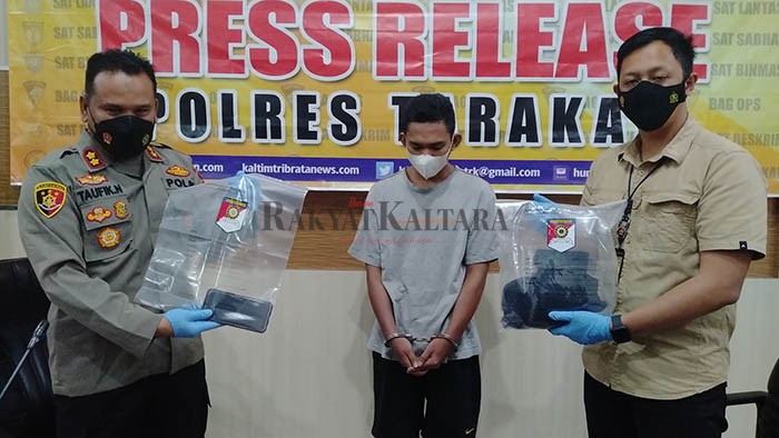 AKSI BEJAT: Tersangka AR (tengah) merupakan guru ngaji lakukan aksi tak terpuji terhadap 5 anak di bawah umur.