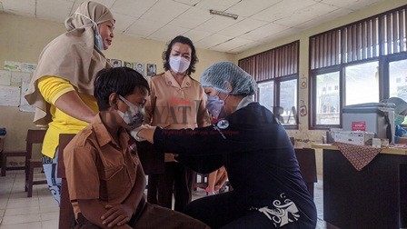 MENUJU PTM PENUH: Murid SD 001 Desa Long Peso, mengikuti vaksinasi anak usia 6-11 tahun.