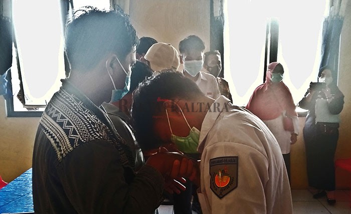 BERDAMAI: Ketiga pelajar yang bertikai dipanggilkan orang tua masing-masing dan dilakukan pembinaan di Polsek Tarakan Barat, Rabu (26/1).