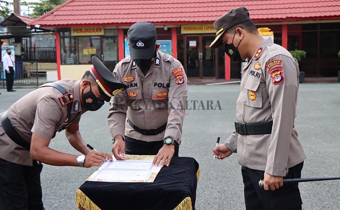 SERTIJAB: Kapolres Tarakan AKBP Taufik Nurmandia (kanan) memimpin upacara sertijab terhadap empat perwira di Mako Polres Tarakan, Rabu (26/1).