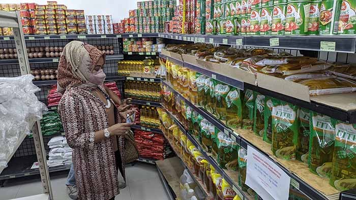 SIDAK MINYAK GORENG: Tim gabungan mendatangi sejumlah toko untuk memastikan minyak goreng satu harga.
