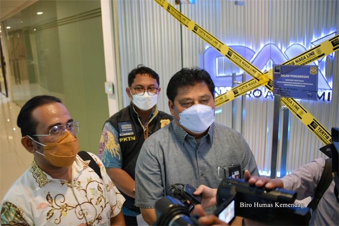 Kementerian Perdagangan mengamankan lokasi usaha PT DNA Pro Akademi di Jakarta, Jumat (28/1).