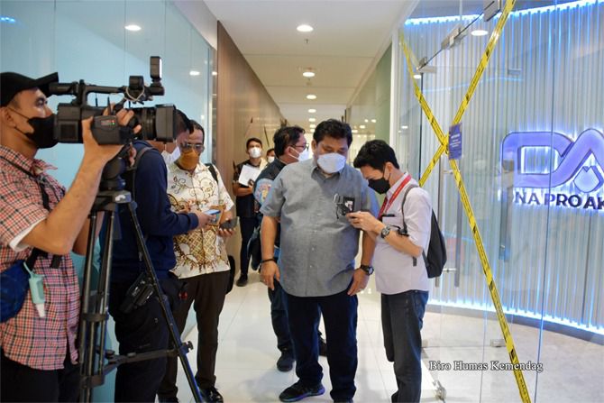 pengamanan dengan menghentikan aktivitas usaha bertujuan melindungi masyarakat dari kerugian material dan nonmaterial dari aktivitas penjualan expert advisor atau robot trading dengan menggunakan sistem penjualan langsung atau MLM oleh pelaku usaha yang t