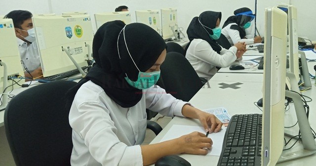 SELEKSI CPNS: Peserta CPNS saat mengikuti tahapan SKB dengan sistem CAT, tahun lalu.
