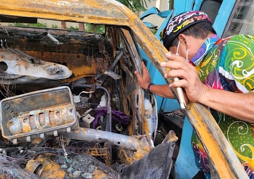 RUSAK PARAH: Gubernur Kaltara Zainal Arifin Paliwang, melihat kondisi mobil yang ditumpangi putra sulungnya saat mengalami kecelakaan di Jakarta, Senin lalu.