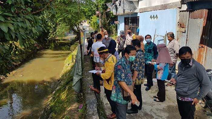 TINJAU SUNGAI: Warga RT 10 Kelurahan Karang Anyar Pantai bersama anggota Komisi III DPRD Tarakan meninjau sungai yang sering menjadi langganan banjir.