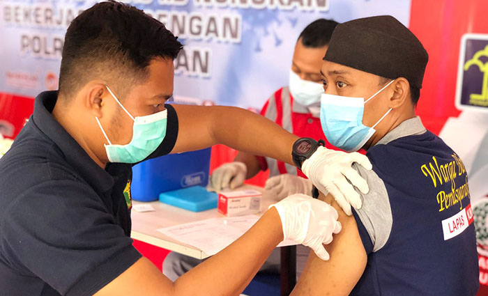 DISUNTIK VAKSIN: Warga binaan Lapas Kelas II B Nunukan diberikan suntik vaksinasi Covid-19, Jumat (11/2).