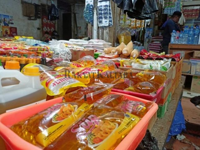 BELUM MERATA: Penyesuaian harga minyak goreng belum sepenuhnya dilakukan di Tarakan. Sebab masih ada dua merek minyak goreng yang dijula seharga Rp 20 ribu.