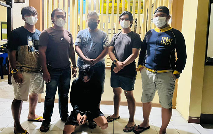 KASUS CABUL: Tersangka (jongkok) saat diamankan aparat kepolisian karena persetubuhan terhadap anak di bawah umur.