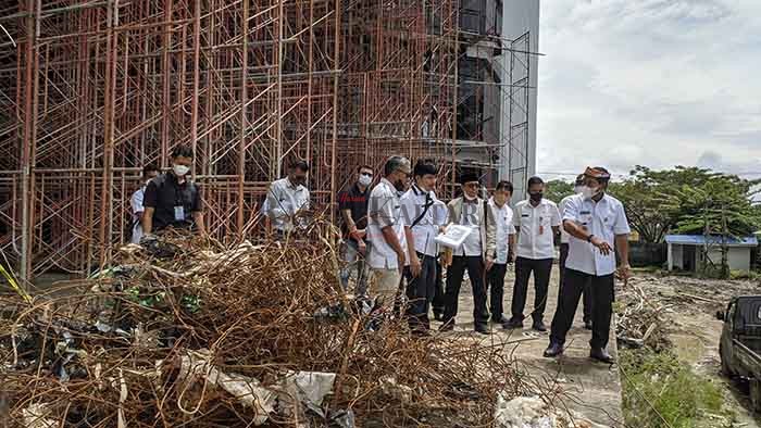 TINJAU PEMBANGUNAN: Gubernur Kaltara Zainal Arifin Paliwang meninjau pengerjaan gedung baru Kantor Gubernur Kaltara yang berada di Jalan Agatish Tanjung Selor, kemarin (16/2).