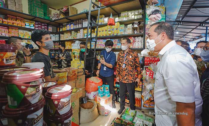 Caption: Mendag Muhammad Lutfi melakukan sidak pemantauan barang kebutuhan pokok dan stok di pasar-pasar dalam upaya menjaga stabilitas harga