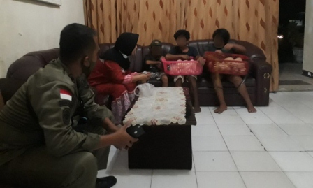 TERUS BERULANG: Anak-anak yang berjualan hingga larut malam saat diamankan personel Satpol PP Tarakan, Jumat (18/2) malam.