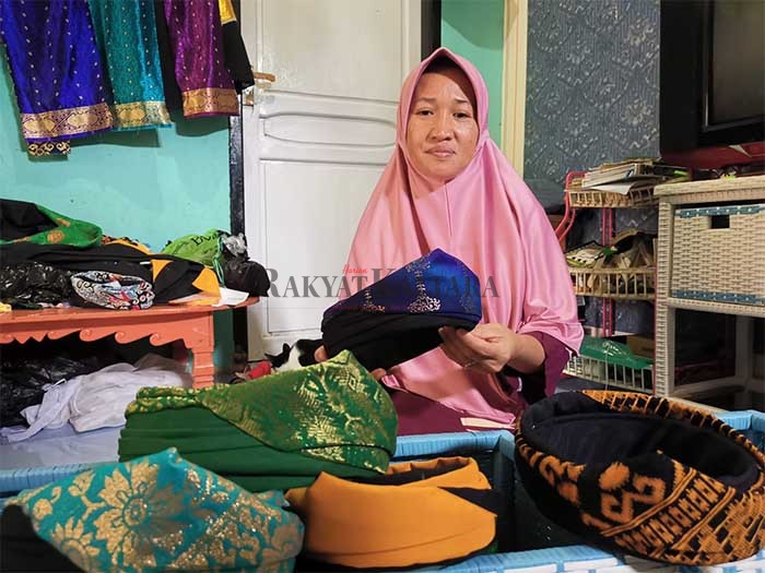 BANYAK PEMINAT: Perajin Sesingal dari Desa Binusan Nunukan, Sujinah tidak pernah menyangka Singal banyak diminati.