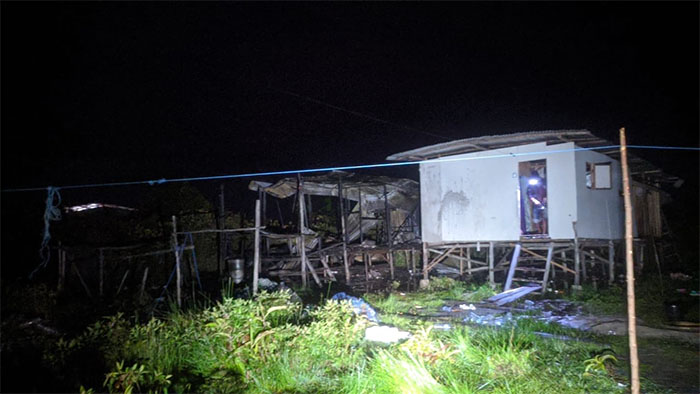 SISA ARANG: Rumah yang berada di Jalan Binalatung RT 14 Kelurahan Pantai Amal, Tarakan Timur hangus terbakar.