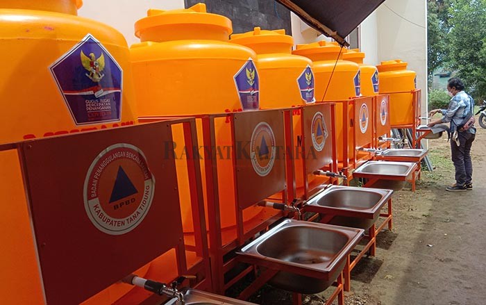 PENYALURAN PROFIL TANK: BPBD KTT menyalurkan 10 unit profil tank untuk di lokasi-lokasi yang merupakan fasilitas umum.
