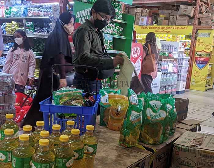 STOK TERBATAS: Masih alami keterbatasan stok minyak goreng jadi incaran ibu rumah tangga.
