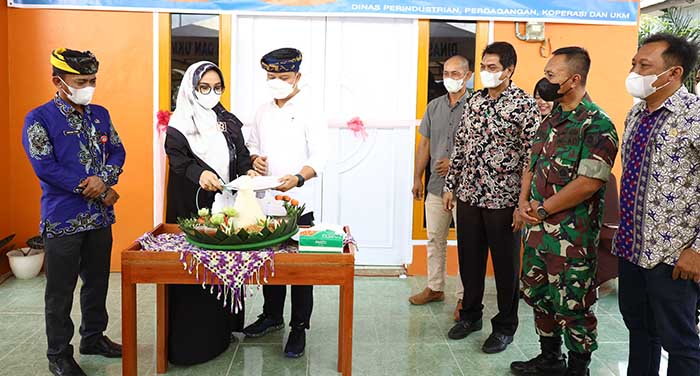 DIRESMIKAN: Bupati KTT Ibrahim Ali (tiga dari kiri) saat meresmikan Galeri Dekranasda dan IKM atau UMKM Center, Jumat (25/2).