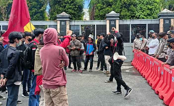 AKSI MAHASISWA: Ratusan mahasiswa saat mencoba masuk ke dalam kantor DPRD Tarakan, Selasa (1/3).