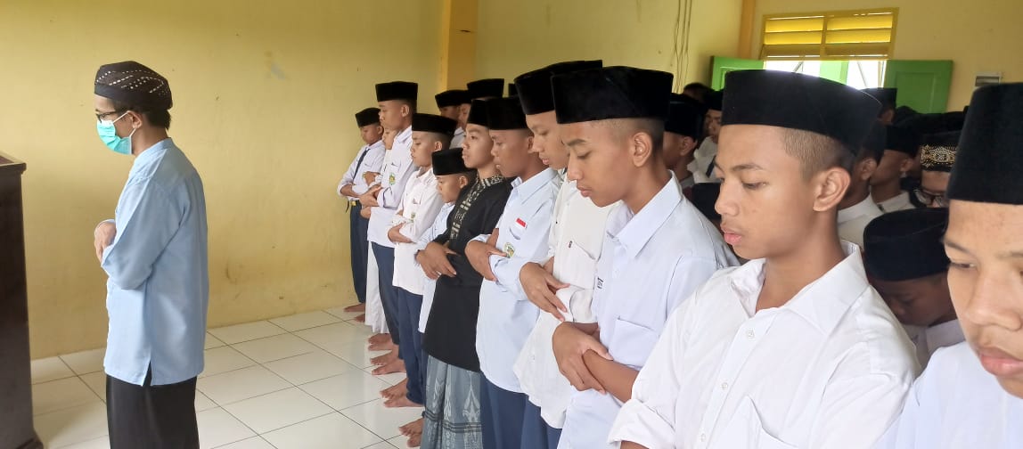 BERDUKA. Santri Pesantren MBS Tarakan melakukan shalat ghaib untuk berdoa pada korban yanh meninggal di Embung Bengawan, Senin (7/3).(IST)