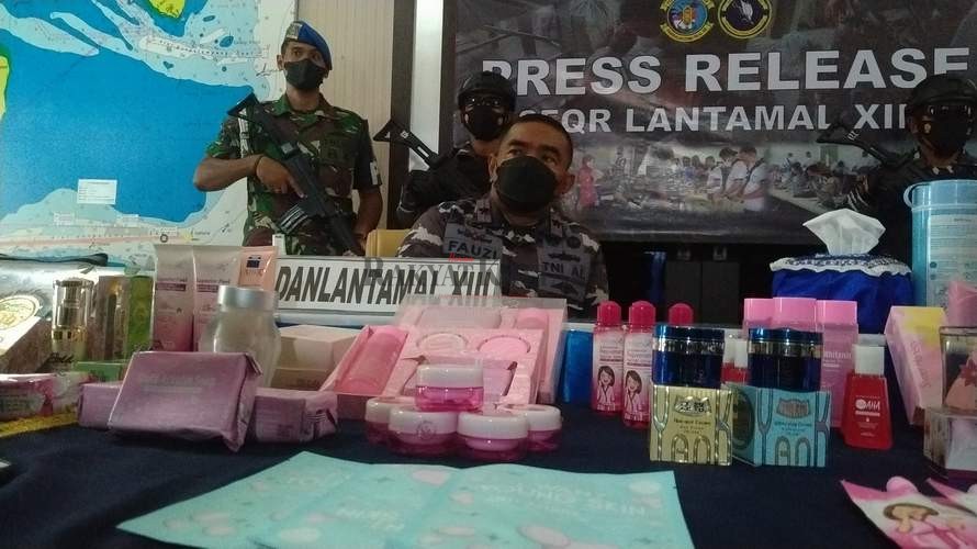 KOSMETIK ILEGAL. Lantamal XIII Tarakan dan BPOM Tarakan memperlihatkan barang bukti kosmetik ilegal kepada awak media, Senin (7/3).(SEPTIAN ASMADI/HRK)