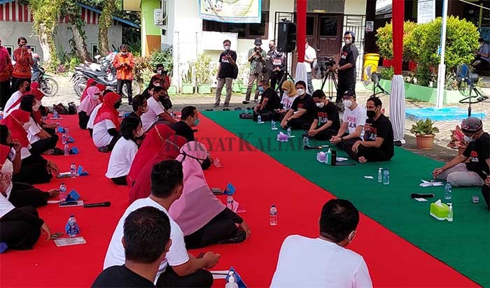 DIALOG: Menteri Pendidikan, Kebudayaan, Riset, dan Teknologi Indonesia, Nadiem Anwar Makarim melakukan dialog bersama perwakilan para guru se-Kalimantan Utara di SD Negeri 034 Tarakan, Kamis (10/3).