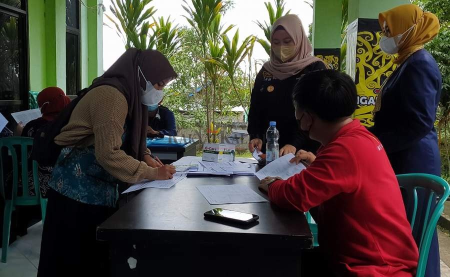 JAGA KESEHATAN: Jemaah haji di Bulungan mendapatkan vaksinasi tahap ketiga atau boster. Ini dilakukan, guna memastikan kesehatan saat keberangkatan nantinya. Kamis (10/3).