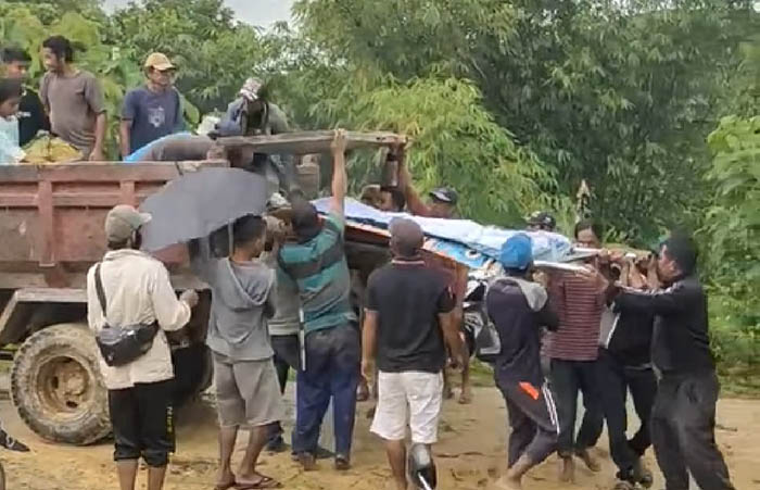 GUNAKAN TRUK: Untuk membawa jenazah warga terpaksa menggunakan truk, karena peminjaman ambulans tidak ada respon.