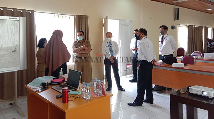 MASIH LALUI TAHAPAN: Sekprov Kaltara Suriansyah (baju cokelat) saat berada dengan 4 pejabat yang ikut selter Sekkab Bulungan.