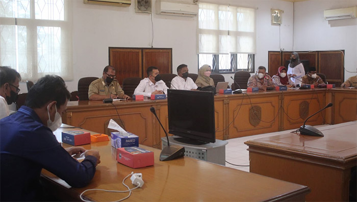 SAMBUNGAN JARGAS: Anggota Komisi II DPRD Tarakan menindaklanjuti keluhan warga yang belum teraliri jargas, Selasa (15/3).