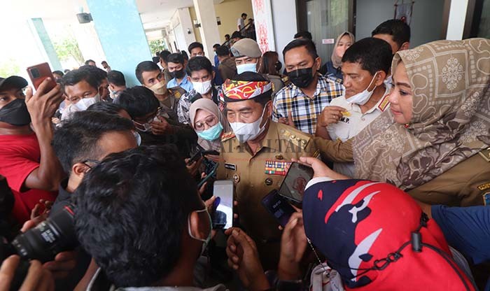 DUKUNG IKN: Gubernur Kaltara Zainal Arifin Paliwang yang ditemui di sela-sela pelaksanaan operasi pasar, Selasa (15/3).
