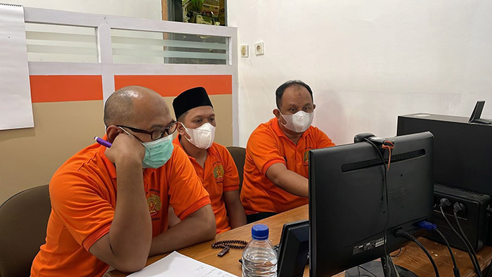 SIDANG ONLINE: Sidang tiga terdakwa kasus dugaan mark up pengadaan lahan fasilitas Kelurahan Karang Rejo digelar secara online, Kamis (17/3). (SEPTIAN ASMADI/HRK)