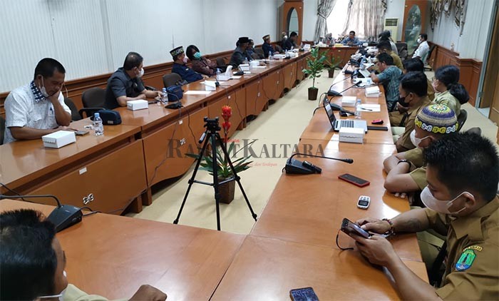RAPAT DENGAR PENDAPAT: Pertemuan di Gedung DPRD Nunukan membahas mengenai hak kepemilikan tanah adat dan desa.