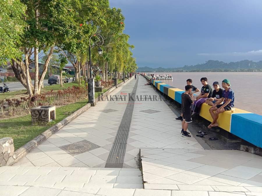 PILIHAN: Pinggir sungai kayan sering dijadikan lokasi untuk berbuka puasa.