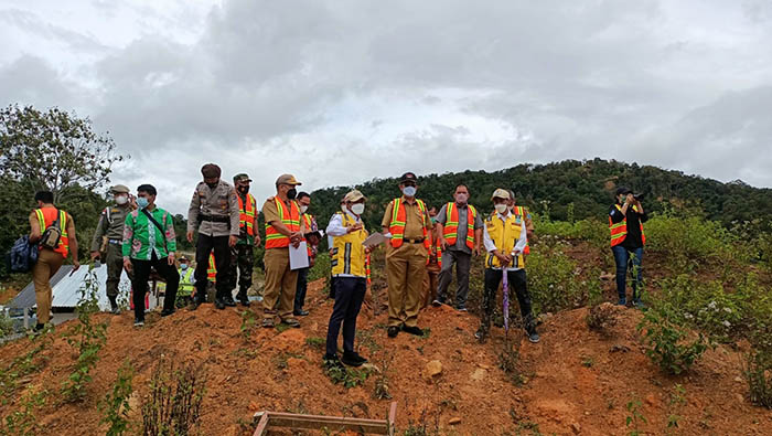 TINJAU PLBN: Wakil Gubernur Kaltara Yansen TP saat meninjau lokasi pembangunan PLBN Terpadu Long Midang di Kabupaten Nunukan, belum lama ini.