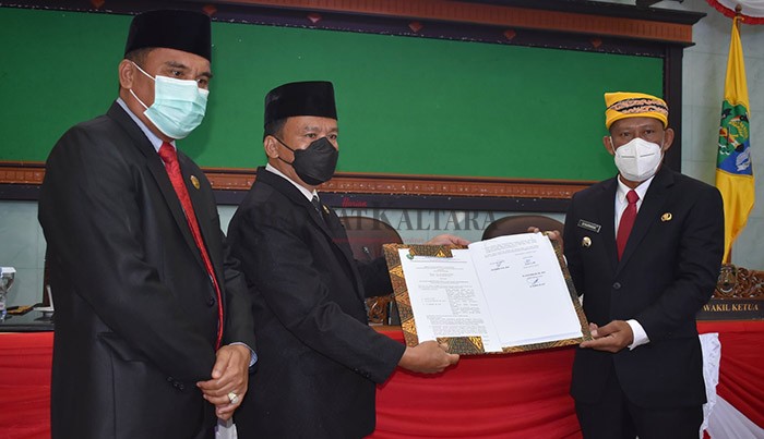 LKPJ: Bupati Bulungan Syarwani (paling kanan) saat menyerahkan dokumen LKPJ Tahun Anggaran 2021, Senin (28/3).