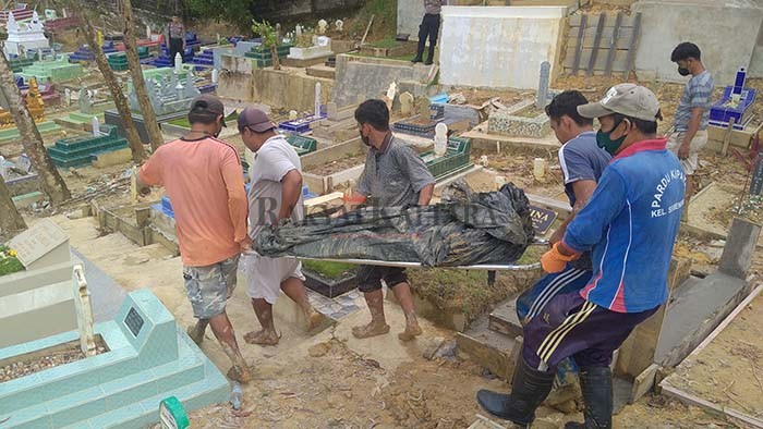 DIBONGKAR: Makam jenazah korban kecelakaan laut yang harus dibongkar untuk keperluan autopsi.