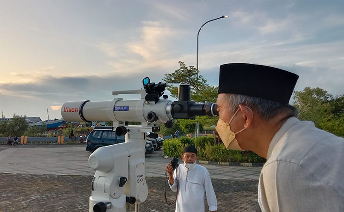 PANTAU HILAL: Wali Kota Tarakan Khairul saat memantau rukhiyatul hilal di Taman Berlabuh Tarakan, Jumat (1/4).