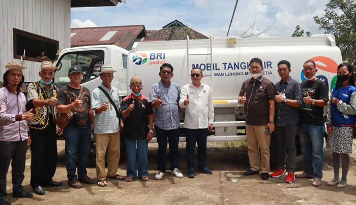 BANTUAN MOBIL TANGKI AIR: Anggota DPR RI Deddy Yevri Hanteru Sitorus memberikan perhatian bagi masyarakat Bulungan, dengan menyerahkan bantuan.