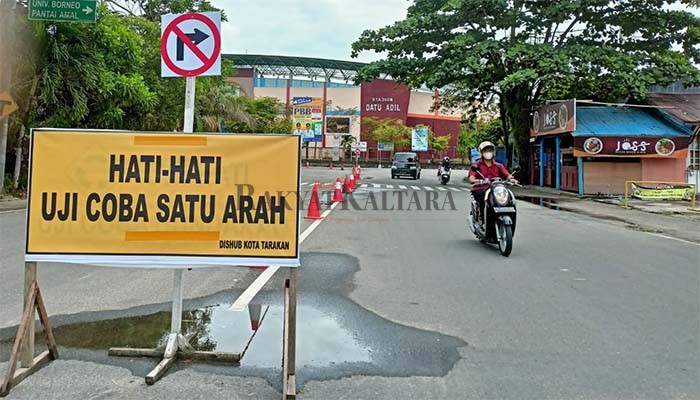MASIH TAHAP UJI COBA: Jalan satu arah di depan Stadion Datu Adil masih dilakukan uji coba, Senin (4/4).