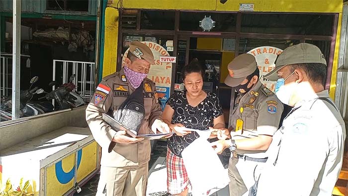 RAZIA: Personel Satpol PP Tarakan merazia terhadap panti pijat yang tetap nekat beroperasi meski sudah ada surat edaran.
