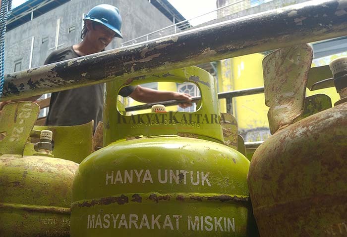 SUPLAI: Gas Elpiji 3 kg saat akan diantarkan ke pangkalan dari salah satu agen di Tarakan.