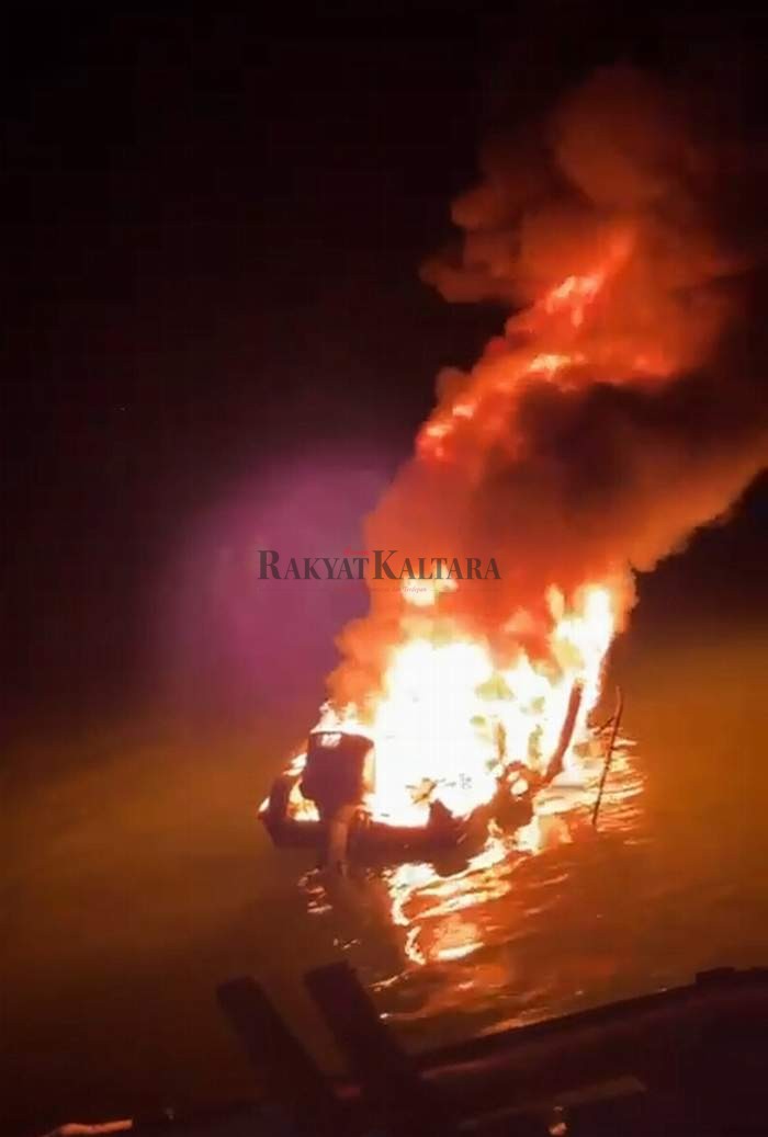 NAHAS: Kondisi speedboat yang terbakar usai mengisi bahan bakar. Beruntung pemilik speedboat melompat ke laut. Ia pun selamat meski mengalami luka bakar.