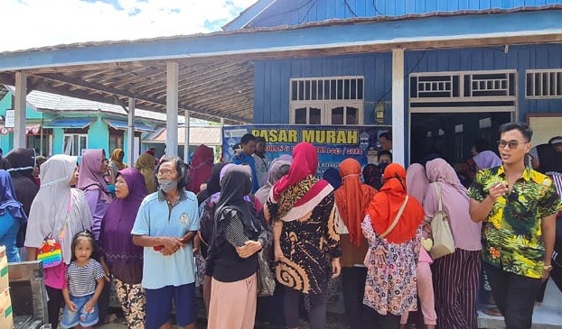 PASAR MURAH: Untuk memenuhi kebutuhan harga bahan pokok masyarakat Disperindagkop Kaltara menggelar pasar murah di perbatasan.