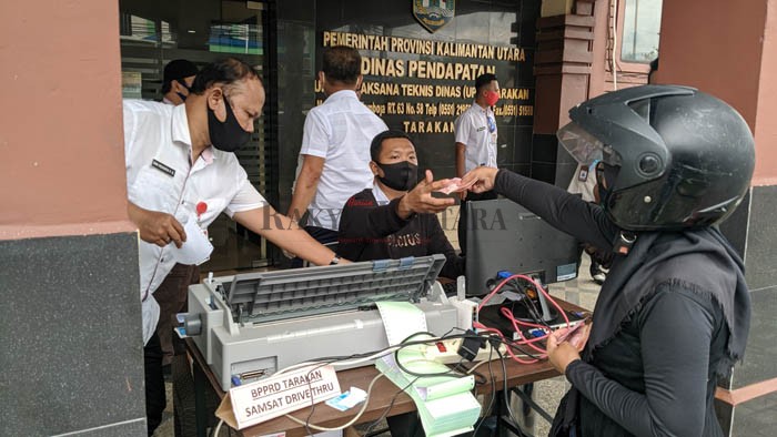 DONGKRAK PAD: Pembayaran pajak kendaraan di Kantor Samsat Tarakan, pada triwulan I sudah terealisasi 21 persen.