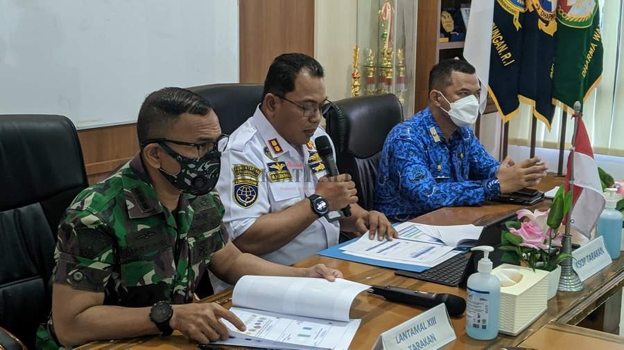 BERI IMBAUAN. Petugas KSOP Kelas III Tarakan mengimbau kepada juragan dan agen speedboat reguler dan non reguler di Pelabuhan Tengkayu I Tarakan agar menjaga kondisi badan saat berlayar, Senin (18/4).(SEPTIAN ASMADI/HRK)