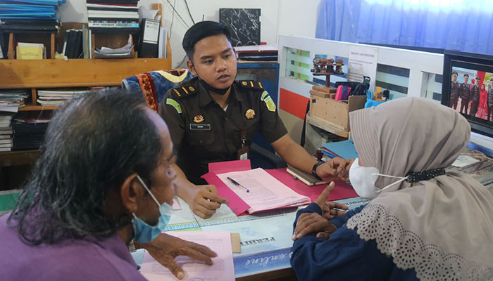 KASUS TIPIKOR: Tersangka HR (jilbab) yang didampingi kuasa hukumnya dalam penanganan kasus dugaan tindak pidana korupsi pembangunan sarana dan prasarana SDN 052 Tarakan.