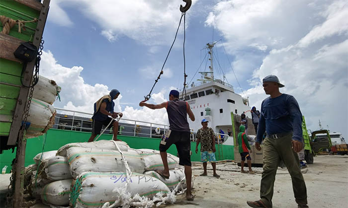 PENGIRIMAN BARANG: Kapal yang memiliki kapasitas hingga 1.500 ton saat bersandar di Pelabuhan Tunon Taka Nunukan.