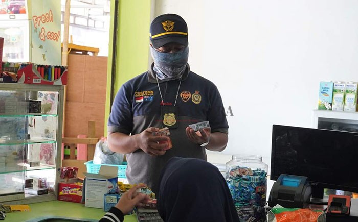 MASIH BEREDAR: Petugas KPPBC TMP C Nunukan menemukan adanya rokok ilegal yang tanpa cukai dijual bebas di pasaran.