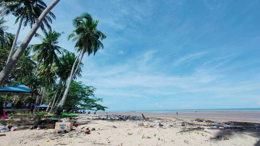 BERSERAKAN: Lokasi wisata pantai yang menjadi destinasi wisatawan saat berlibur dihiasi sampah yang berserakan.